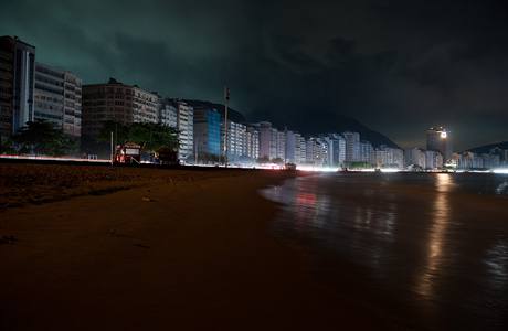 Slavná brazilská plá Copacabana. Brazílie se na dv hodiny ocitla ve tm.